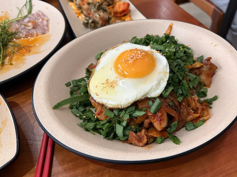 제육 덮밥의 모습