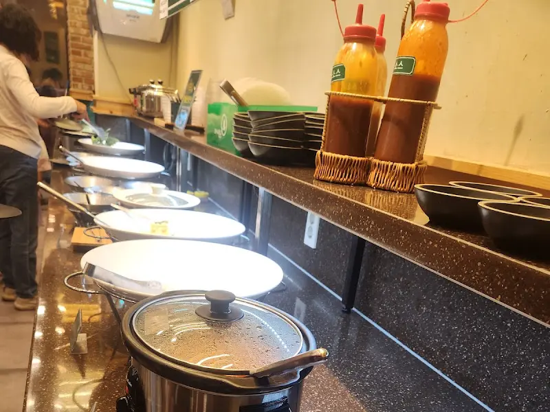 신선한 야채와 소스가 가득한 셀프바