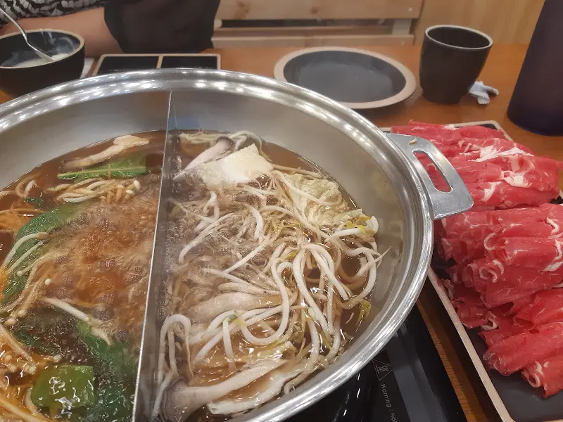 보글보글 끓는 샤브샤브와 신선한 소고기