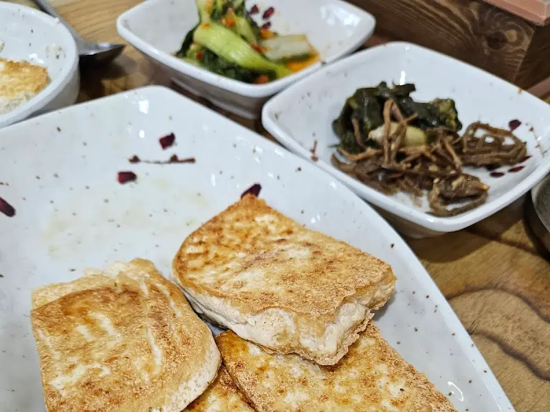 정갈하게 담긴 밑반찬