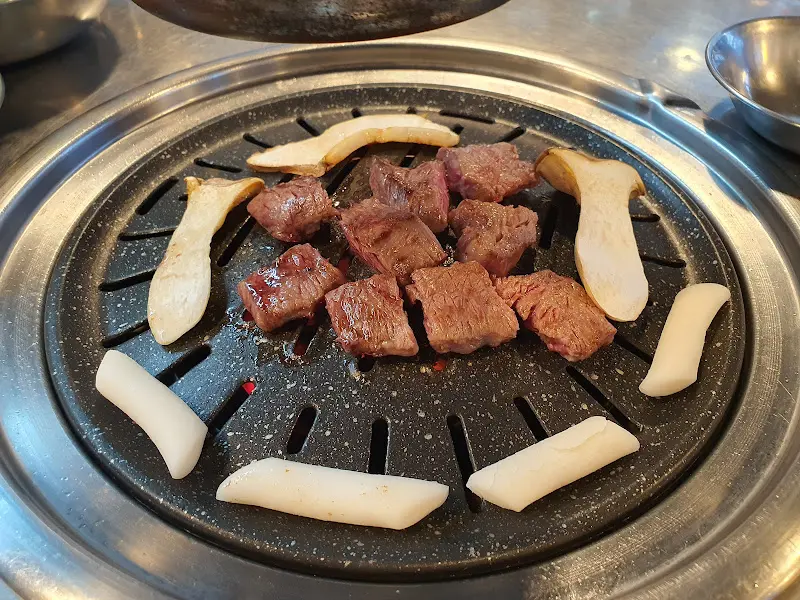 연탄불 위에서 익어가는 고기