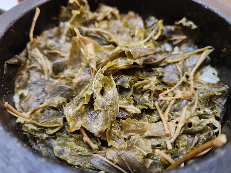 뽕잎이 가득한 돌솥밥