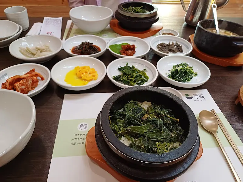 한 상 가득 차려진 밥상