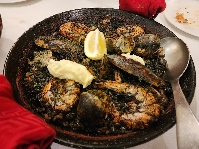 해산물이 듬뿍 들어간 먹물 빠에야