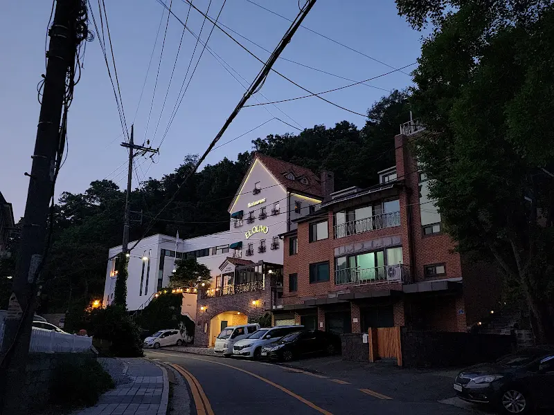 저녁 무렵의 스페인 레스토랑 외관