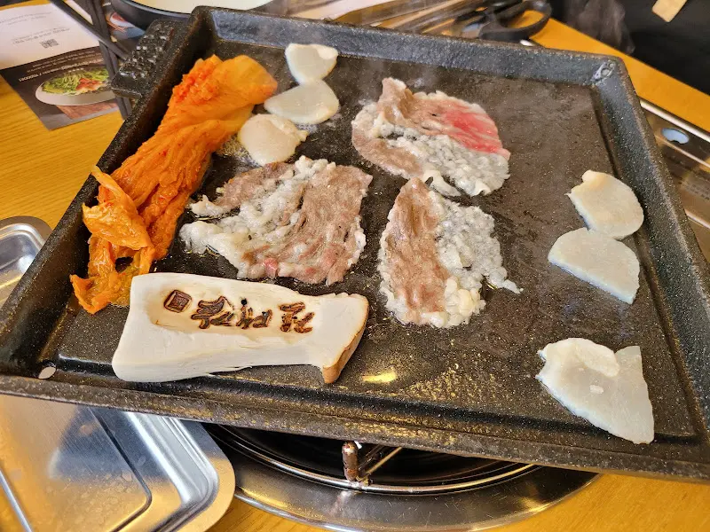 석쇠 위에서 익어가는 차돌박이와 관자