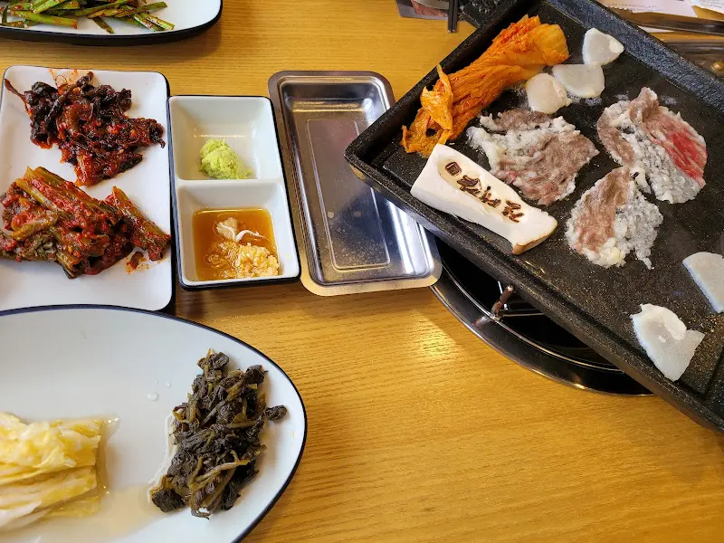 차돌삼합과 다양한 밑반찬