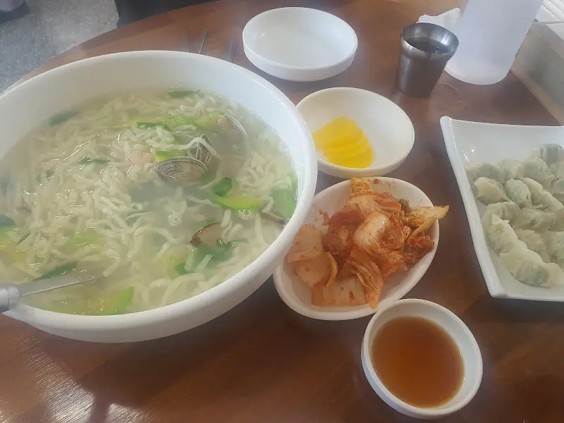 칼국수 한 상 차림