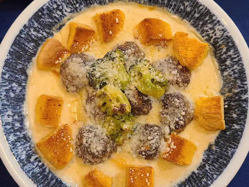 비트 즙 소스 라비올리