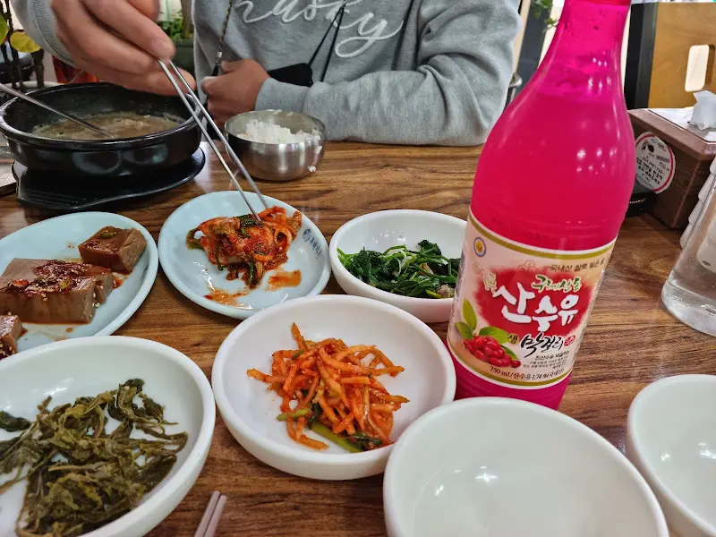 산수유 막걸리와 반찬