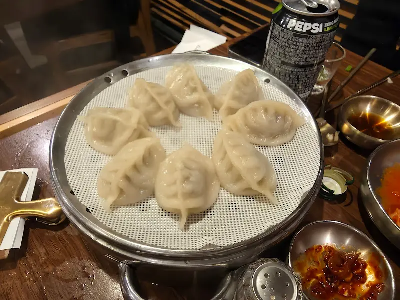 윤기가 좔좔 흐르는 만두