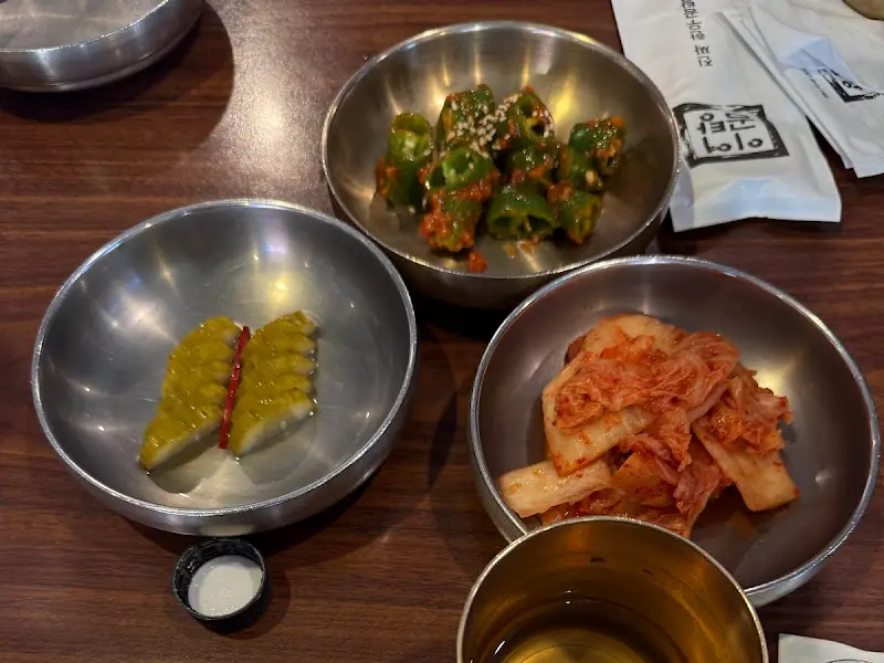 정갈하게 담겨 나온 밑반찬