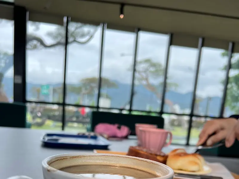 카페 내부에서 바라본 외부 풍경