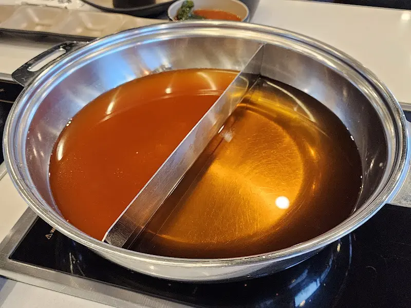두 가지 육수가 담긴 냄비