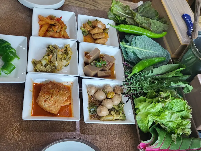 다양한 쌈 채소와 반찬들