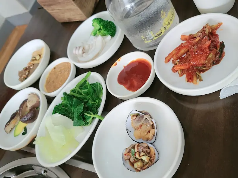 다양한 종류의 반찬들