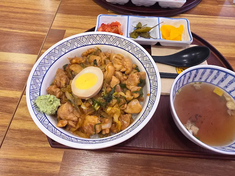 닭고기 덮밥과 반찬