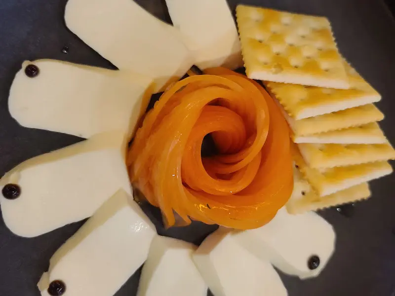 예술 작품 같은 치즈와 귤