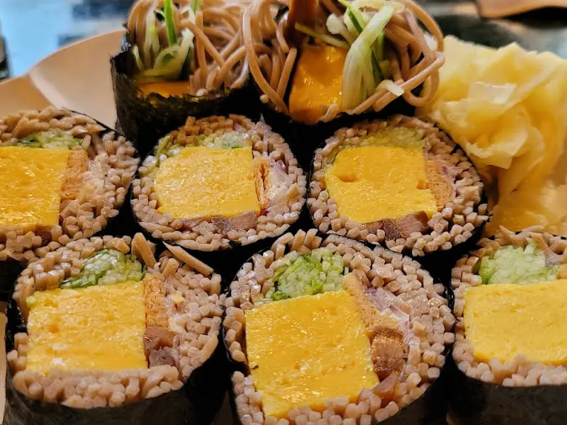 독특한 비주얼의 메밀 김밥