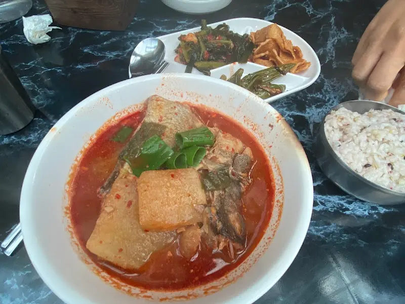 찬이네 식당 동태탕 한 상 차림