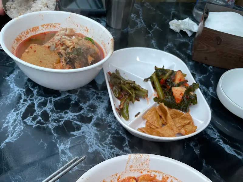 찬이네 식당 동태탕과 밑반찬