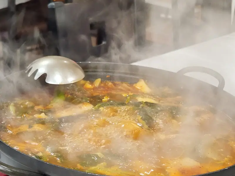 보글보글 끓고 있는 메기 매운탕