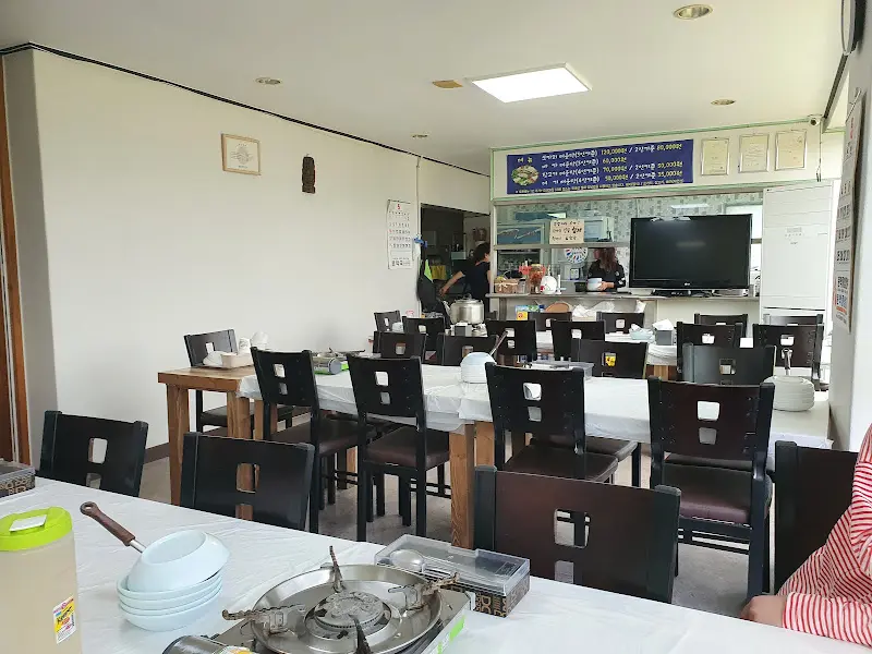 넓은 식당 내부