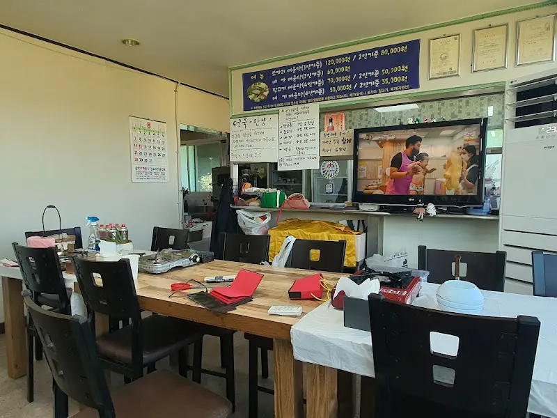 산천초목 식당 내부