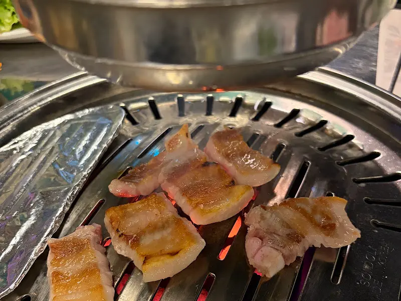 연탄불에 구워지는 삼겹살