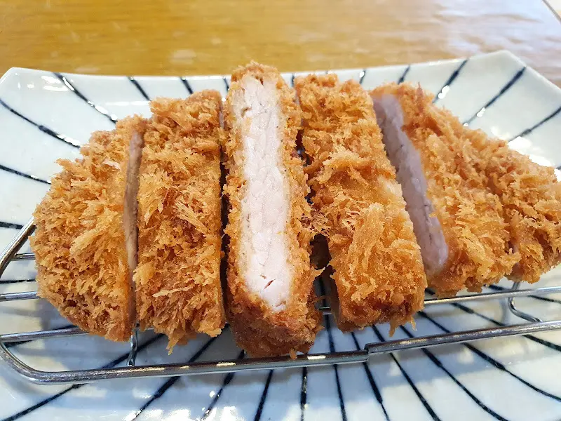 두툼하고 육즙 가득한 돈까스