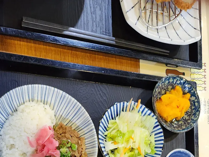 푸짐한 세트 메뉴 구성