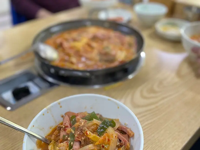 밥에 슥슥 비벼먹는 부대찌개