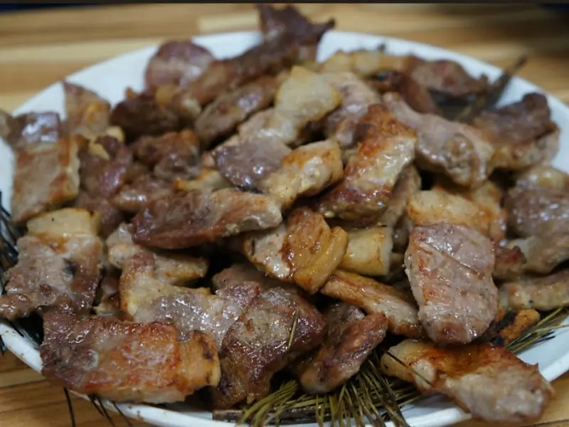 노릇하게 구워진 돼지숯불구이