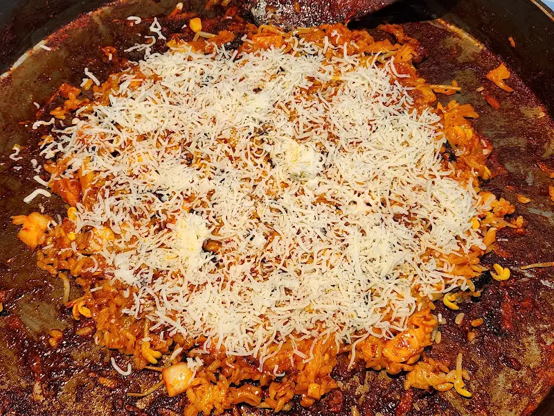 볶음밥 위에 치즈가 뿌려진 모습