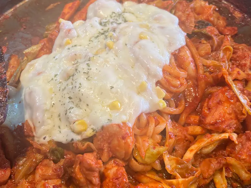 닭갈비 위에 치즈가 녹아내리는 모습