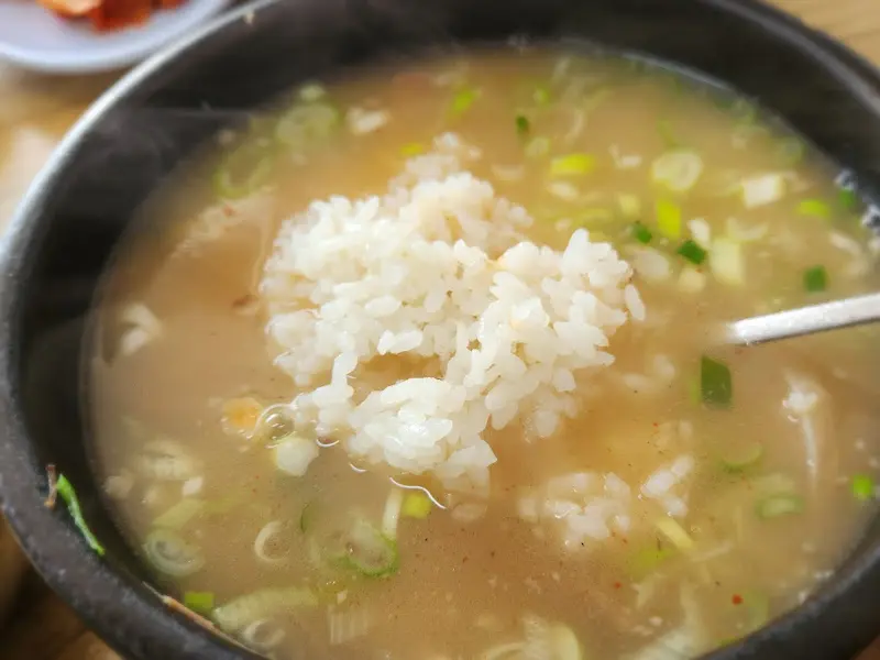 소머리국밥에 밥 말기