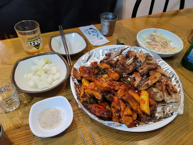 숯불 치킨과 소맥 한 잔