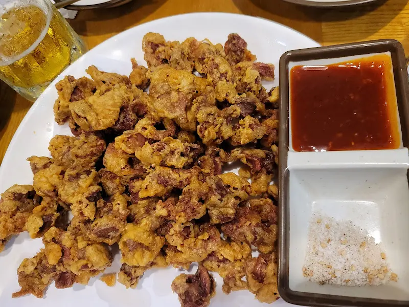 노릇하게 튀겨진 똥집 튀김과 양념 소스