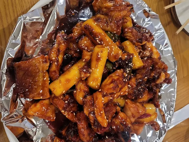 윤기가 흐르는 양념 숯불 치킨