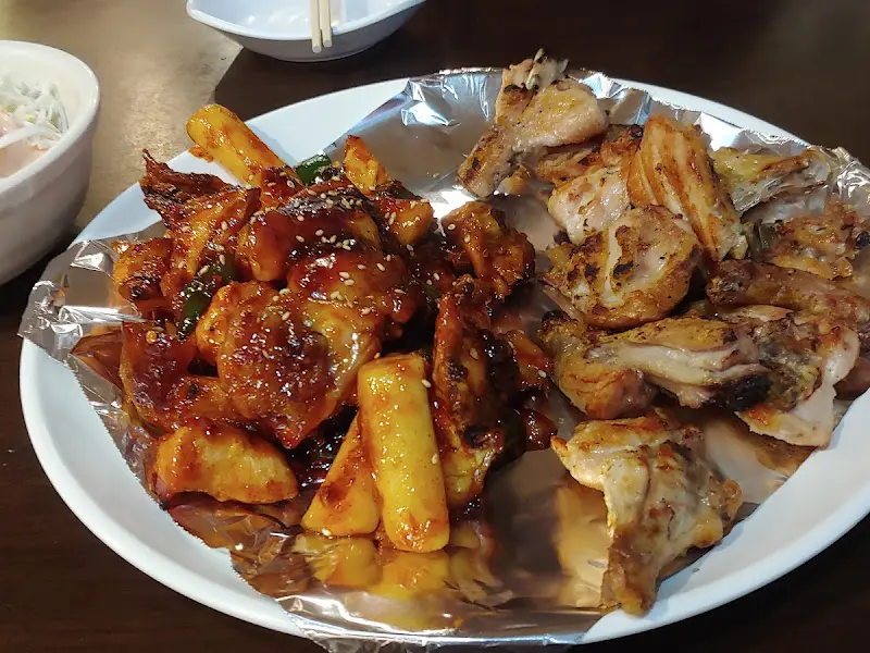 숯불 치킨과 떡볶이 떡