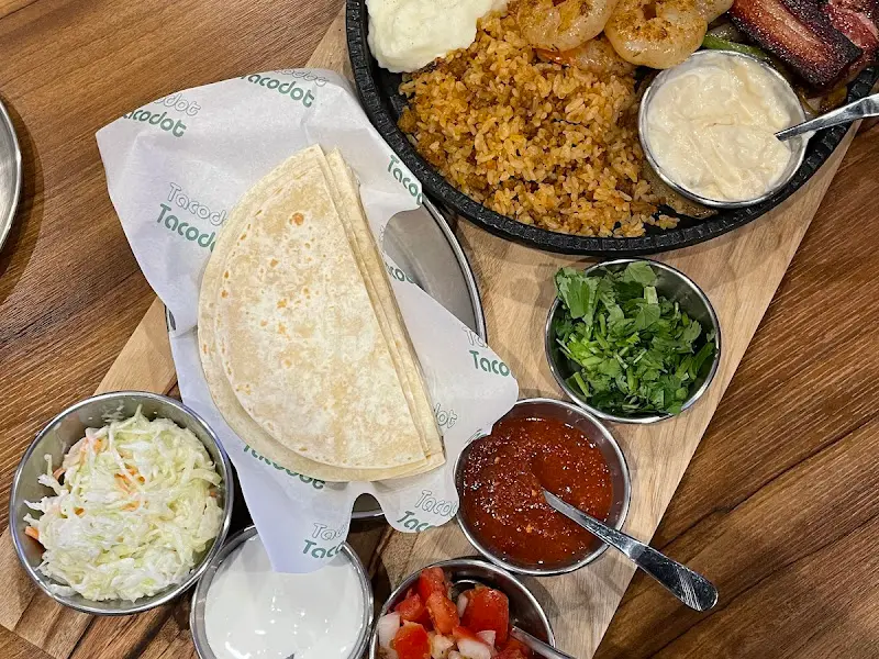 다채로운 재료와 소스가 가득한 파히타 플래터