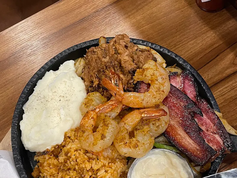 플래터에 가득 담긴 폴드포크, 새우, 베이컨