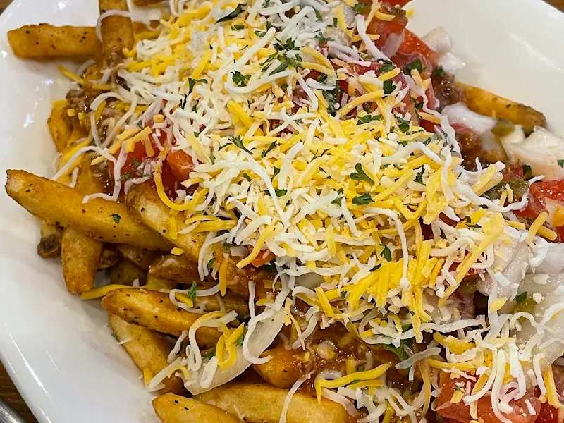 푸짐한 양의 칠리 프라이