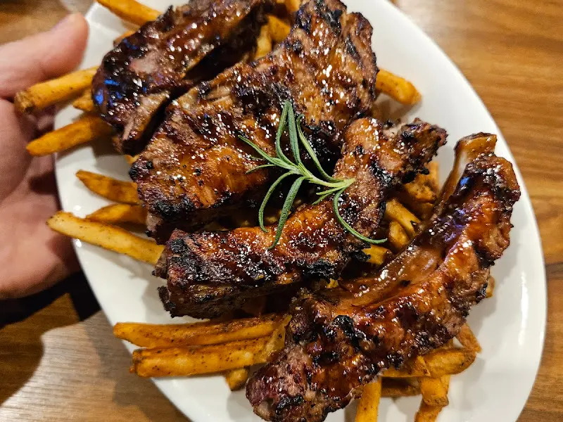 폭립 위에 뿌려진 윤기있는 소스