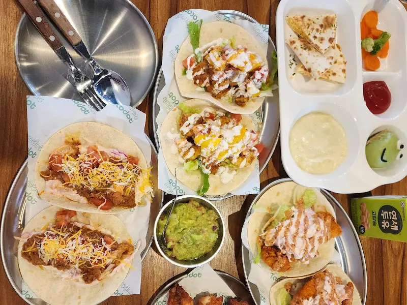 다양한 종류의 타코와 사이드 메뉴