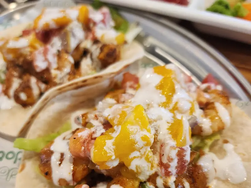 망고와 새우의 조합이 인상적인 타코