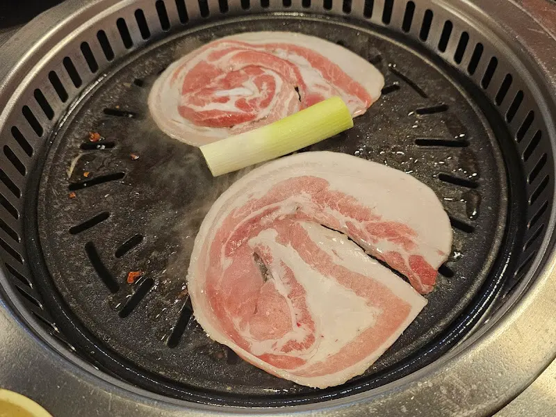 불판 위에서 구워지는 삼겹살