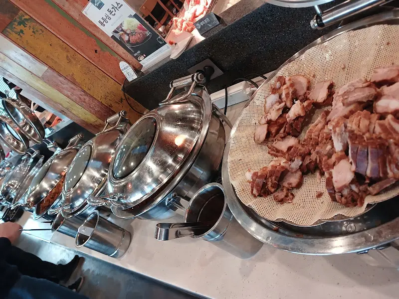 윤기가 자르르 흐르는 수육