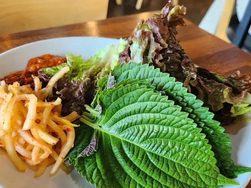 싱싱한 야채가 가득한 비빔밥