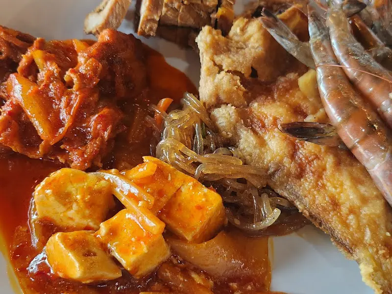 갓 튀겨져 나온 따끈따끈한 치킨